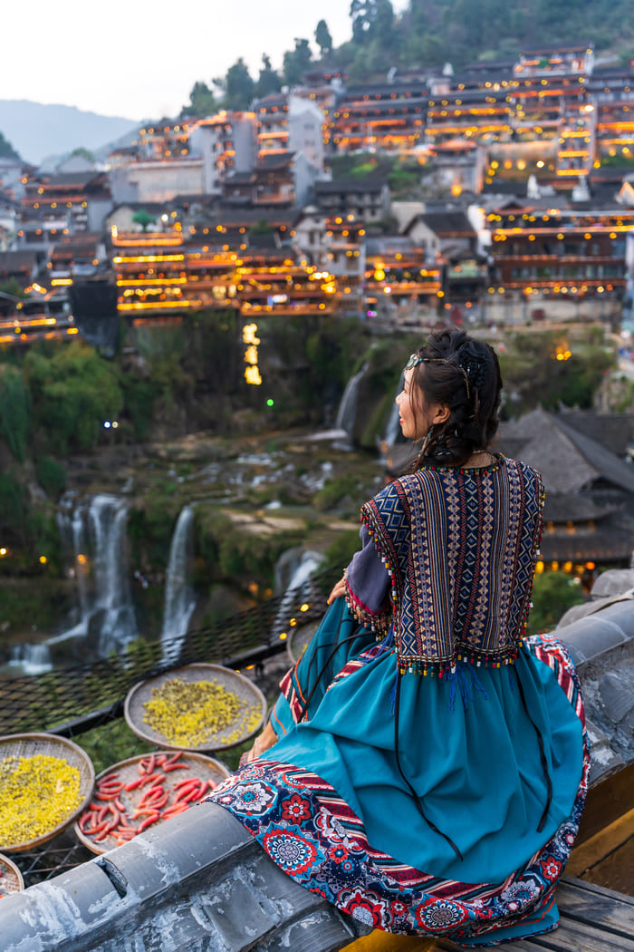 Ciudad lijiang en la ladera de la montaña con una persona