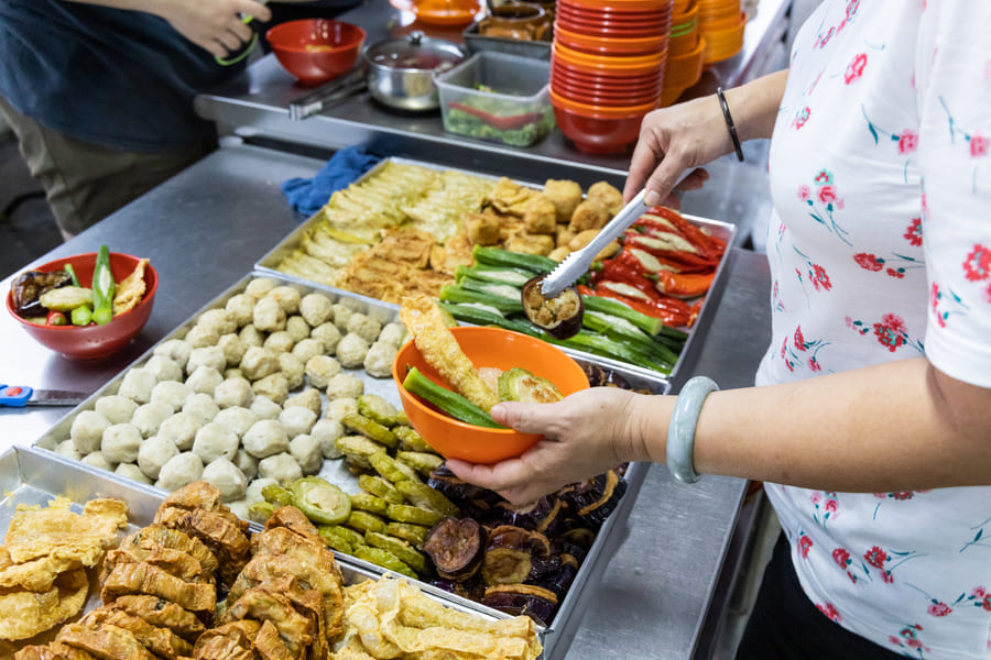 puesto clasico de comida callejera en mercado local