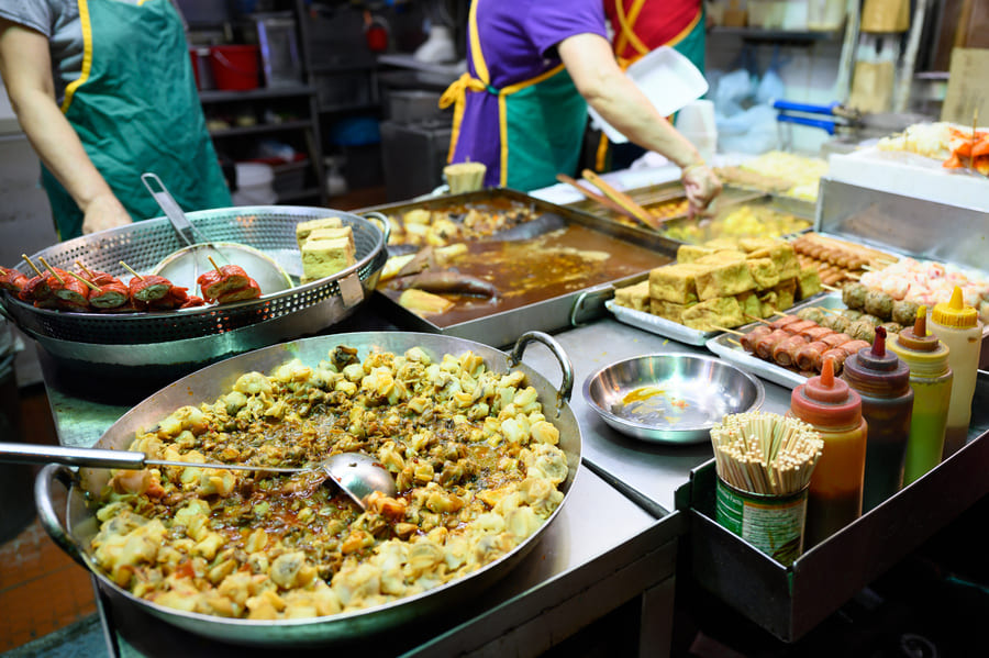 puesto de comida en mercado en la noche