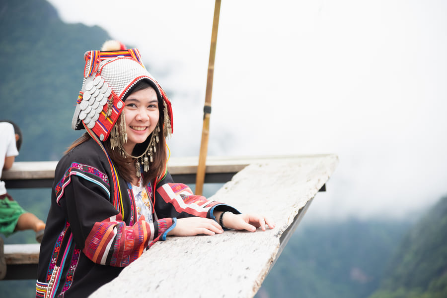 chica con vestido tradicional de mhong
